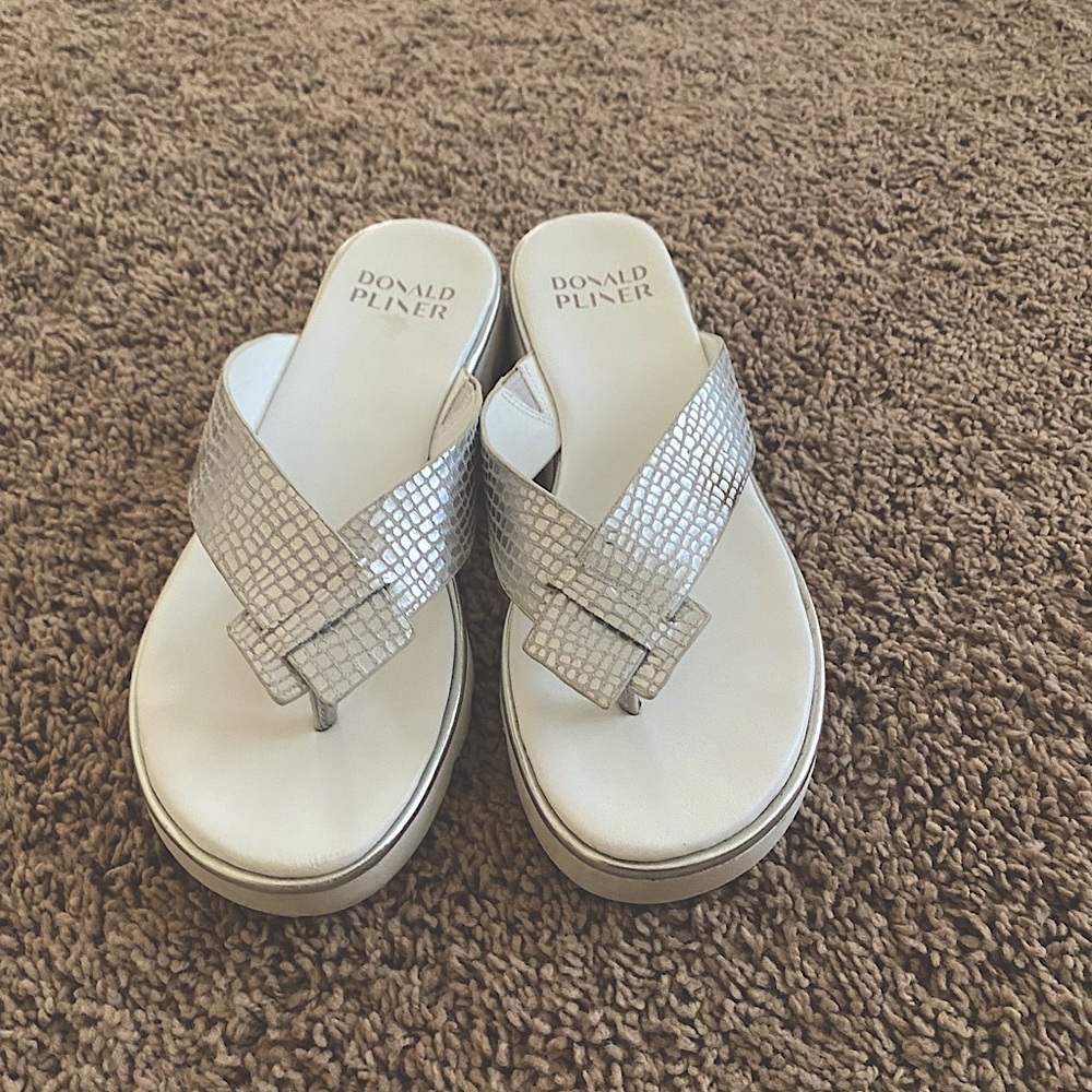 Donald Pliner Beach Sandals sz 7.5